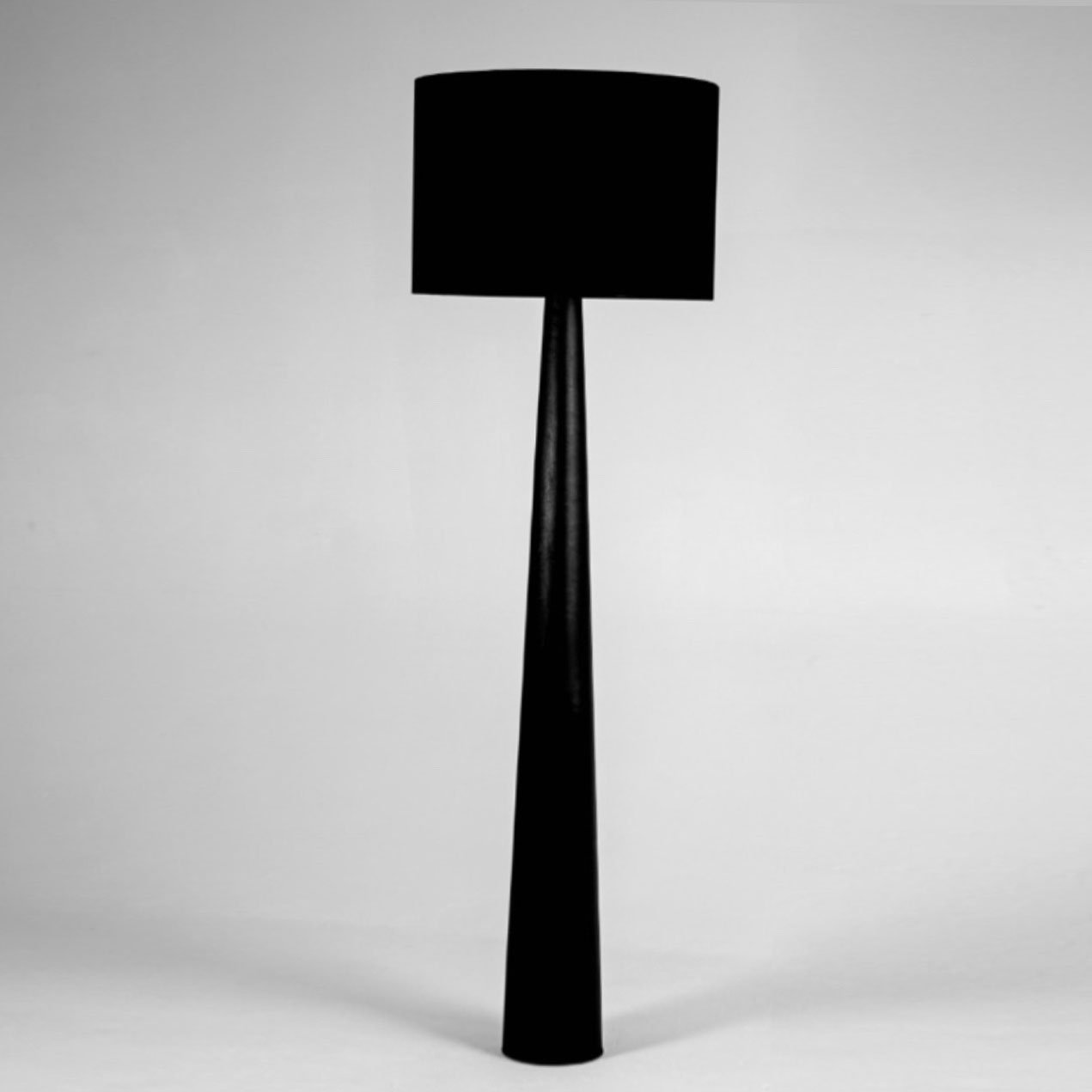 lampara de pie de madera con pantalla de lino negra natural iluminacion diseño living moderna